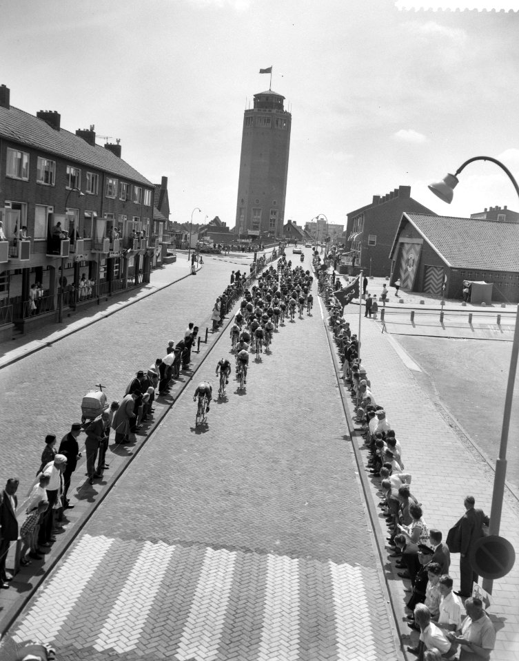 Wereldkampioenschappen wielrennen amateurs op de weg te Zandvoort, het peleton t, Bestanddeelnr 910-5984