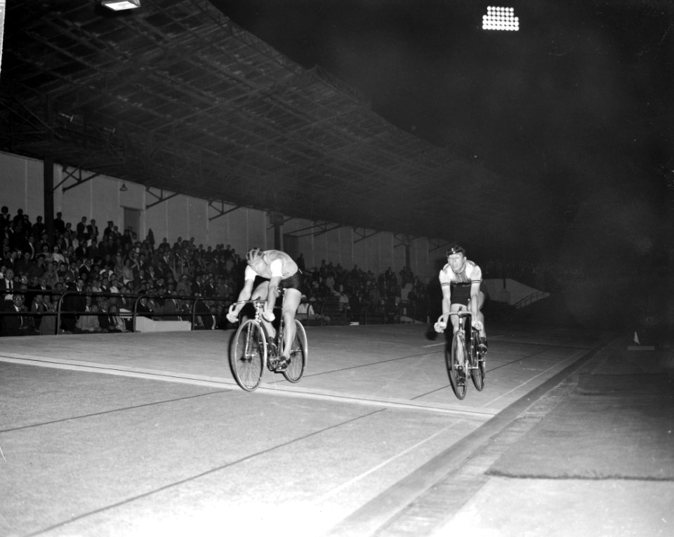 Wereldkampioenschappen te Recourt Sprint amateurs Finish Bianchetto en Sercu, Bestanddeelnr 915-4024