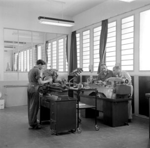 Werkplaats in het Weizmann institute of science te Rehovot (Rechowoth) met enkel, Bestanddeelnr 255-1597
