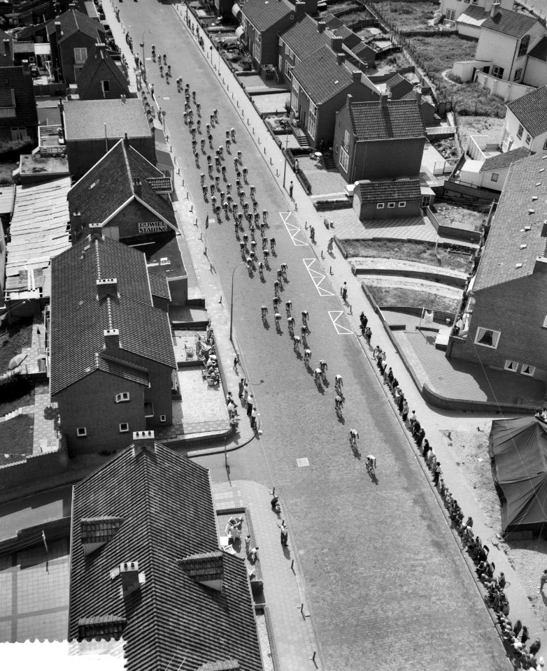 Wereldkampioenschappen wielrennen amateurs op de weg te Zandvoort, het peleton t, Bestanddeelnr 910-5983