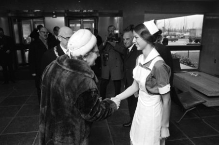 Werkbezoek van koningin Juliana aan Amsterdam Zij krijgt bloemen van een leerl…, Bestanddeelnr 924-1927