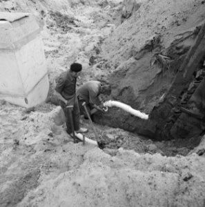Werktuigen, mannen, slangen, zand, Bestanddeelnr 251-3889