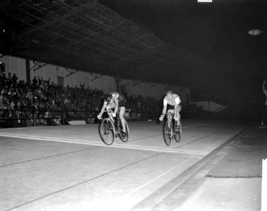 Wereldkampioenschappen te Recourt. Sprint amateurs. De finish de Belg Sercu door, Bestanddeelnr 915-4019