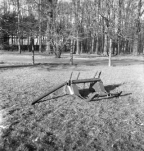 Werktuigen, grasvelden, bomen, Bestanddeelnr 251-8371