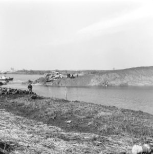 Werkzaamheden, arbeiders, water, bulldozers, Bestanddeelnr 253-7683