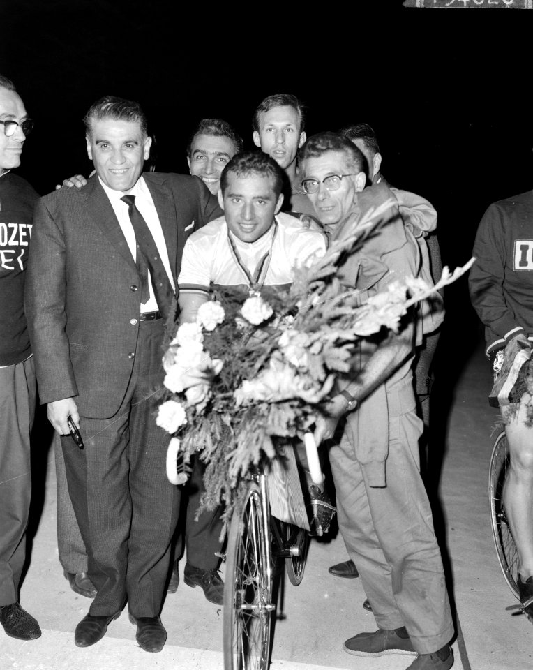 Wereldkampioenschappen te Recourt Sprint amateurs Gaiardoni met bloemen, Bestanddeelnr 915-4020