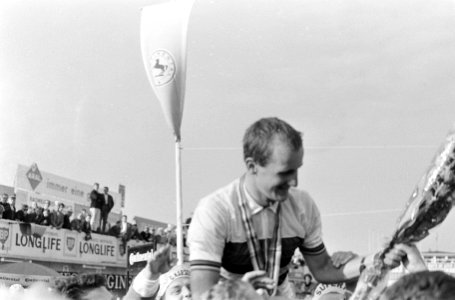 Wereldkampioenschappen Wielrennen op Nurburgring 1966, Dolman op schouders, Bestanddeelnr 919-4998