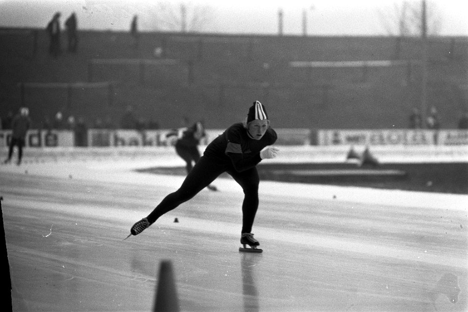 Wereldkampioenschappen schaatsen junioren te Assen, Sylvia Burka (Canada) in akt, Bestanddeelnr 926-1680