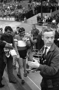 Wereldkampioenschappen te Recourt Maspes na zijn val op weg naar het rennerskwa, Bestanddeelnr 915-3986