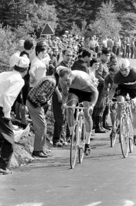 Wereldkampioenschappen Wielrennen op Nurburgring 1966, Eef Dolman (links) in akt, Bestanddeelnr 919-4993