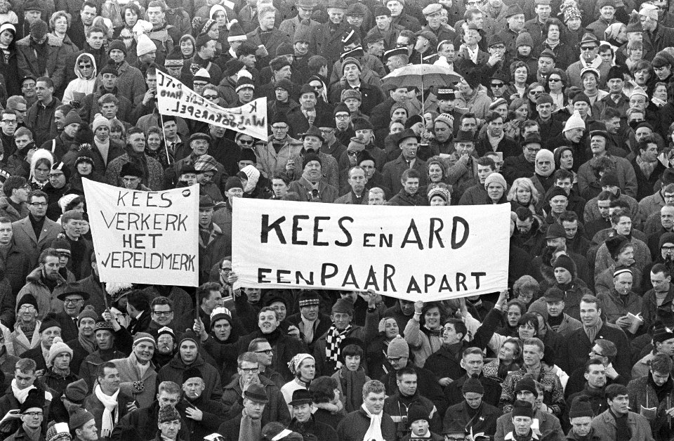 Wereldkampioenschappen schaatsen in Oslo, supporters met spandoeken, Bestanddeelnr 920-0646