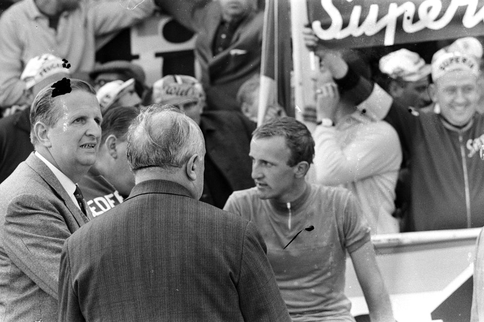 Wereldkampioenschappen Wielrennen op Nurburgring 1966, Evert Dolman doet regenbo, Bestanddeelnr 919-4995