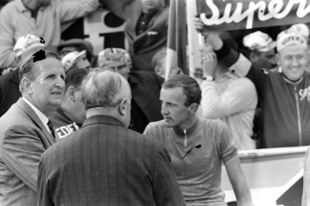 Wereldkampioenschappen Wielrennen op Nurburgring 1966, Evert Dolman doet regenbo, Bestanddeelnr 919-4995
