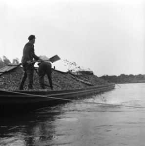 Werkzaamheden, arbeiders, boten, loswerkzaamheden, Bestanddeelnr 253-7592