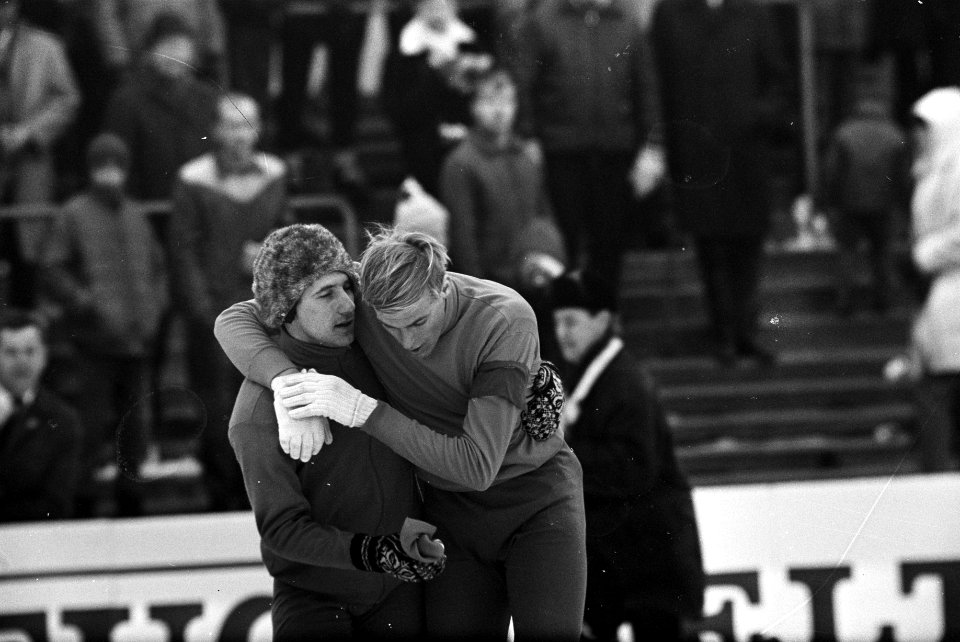 Wereldkampioenschappen Schaatsen te Gotenburg. Uitgeput hangt Ard Schenk in de a, Bestanddeelnr 921-1111
