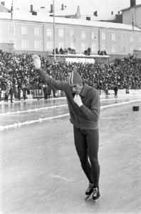 Wereldkampioenschappen schaatsen in Oslo, Schenk zwaait naar het publiek na de 5, Bestanddeelnr 920-0650