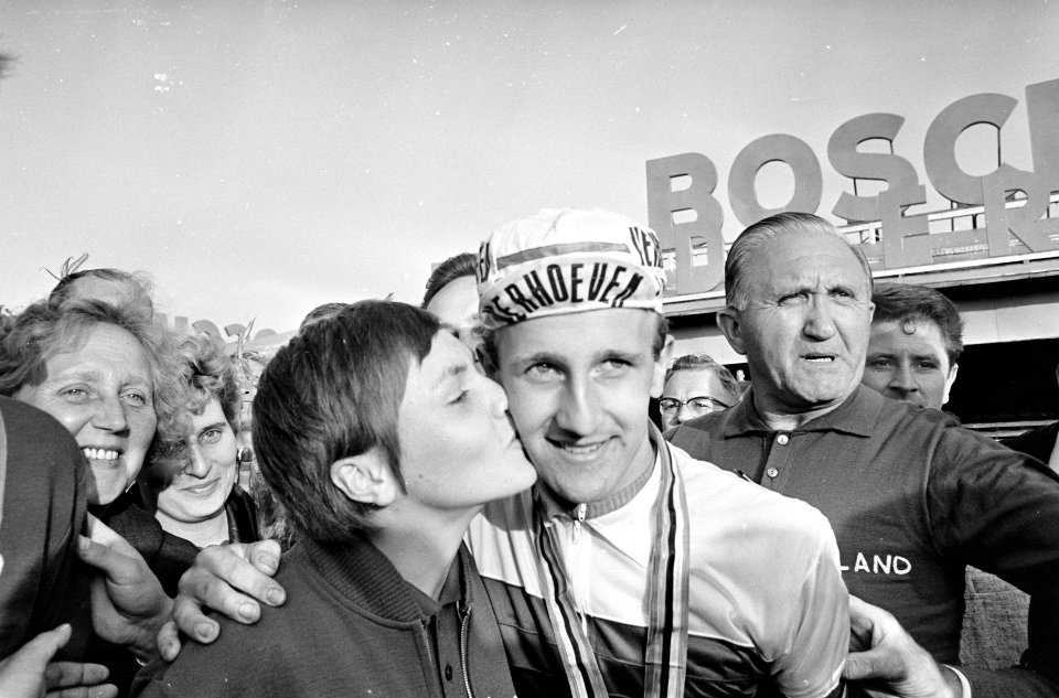 Wereldkampioenschappen Wielrennen op Nurburgring 1966, Keetie Hage kust Evert Do, Bestanddeelnr 919-4994