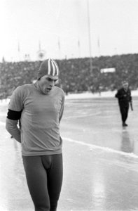 Wereldkampioenschappen schaatsen in Oslo, Schenk na het voltooien vna de 5000 me, Bestanddeelnr 920-0653