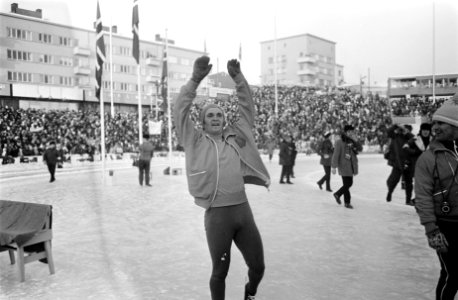 Wereldkampioenschappen Schaatsen te Oslo (Noorwegen). Jan Bols steekt juichend a, Bestanddeelnr 923-2882