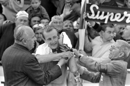 Wereldkampioenschappen Wielrennen op Nurburgring 1966, Evert Dolman doet regenbo, Bestanddeelnr 919-4996