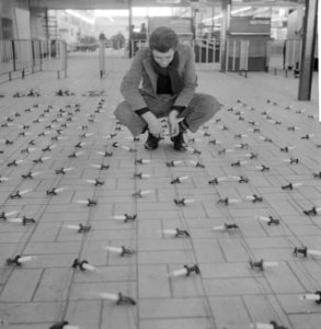 Weghalen van kerstverlichting op Schiphol, Bestanddeelnr 913-3669