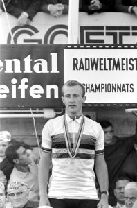 Wereldkampioenschappen Wielrennen op Nurburgring 1966, Dolman op podium, Bestanddeelnr 919-5000