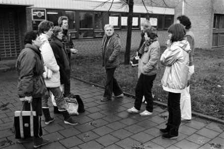 Werkwillige leerkrachten van de LOM-school Osdorp staan buiten de door ouders en, Bestanddeelnr 932-3993