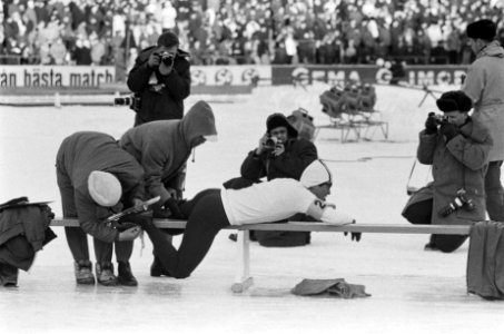 Wereldkampioenschappen schaatsen te Goteborg. Suzuki heeft kramp, Bestanddeelnr 921-1153 photo