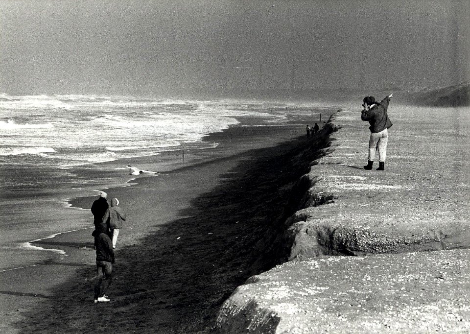 Weggeslagen zand op het strand. Aangekocht in 1991 van United Photos de Boer bv. - Negatiefnummer 33577 k 25 A. - Gepubliceerd in het Haarlems Dagblad van 07-01-1991. Identificatienummer 54-031849