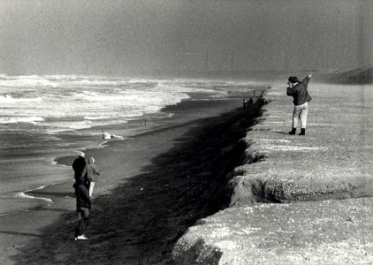 Weggeslagen zand op het strand. Aangekocht in 1991 van United Photos de Boer bv. - Negatiefnummer 33577 k 25 A. - Gepubliceerd in het Haarlems Dagblad van 07-01-1991. Identificatienummer 54-031849