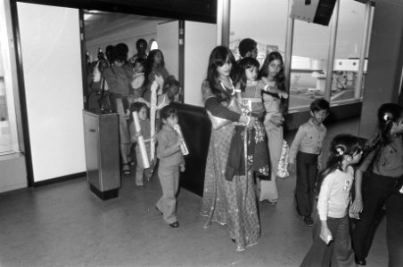 Weer honderden Surinamers op Schiphol aangekomen (Hindoestanen) kinderen met ij, Bestanddeelnr 928-2623