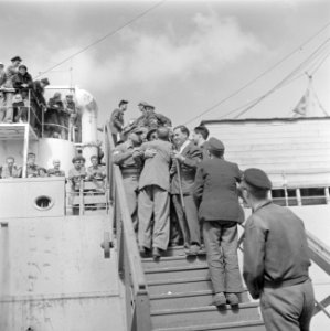 Weerzien op de valreep bij het ontschepen van emigranten (oliem) uit Bulgarije v, Bestanddeelnr 255-1149