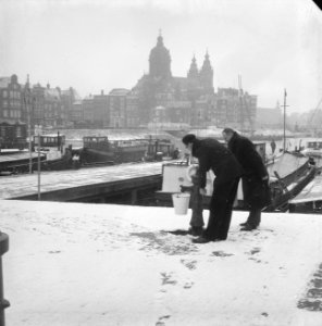 Weer sneeuw in Amsterdam. Twee emmertjes water halen, Bestanddeelnr 913-5829 photo