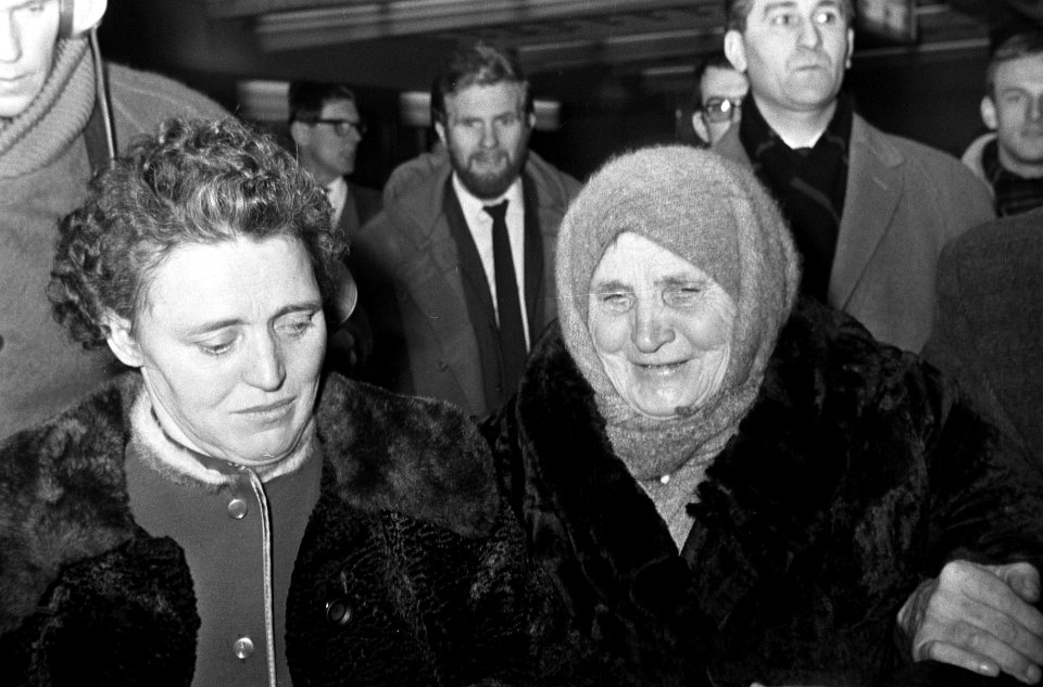 Weerzien na 24 jaar, mevrouw Goossens-Woronova met haar 72 jarige moeder, Bestanddeelnr 918-7260