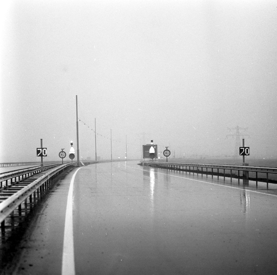 Weggedeelte bij de Velsertunnel waar de snelheid van het verkeer electronisch wo, Bestanddeelnr 926-8665