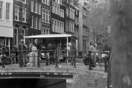 Weer bloemenkraam op Junkiebrug over O.Z. Achterburgwal te Amsterdam, Bestanddeelnr 933-8072