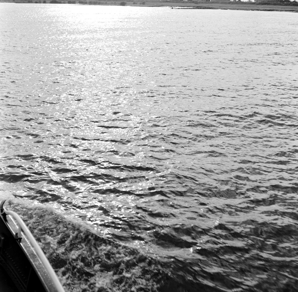 Weerspiegeling van de ondergaande zon in de Waal gezien vanaf de reling van het…, Bestanddeelnr 254-0936
