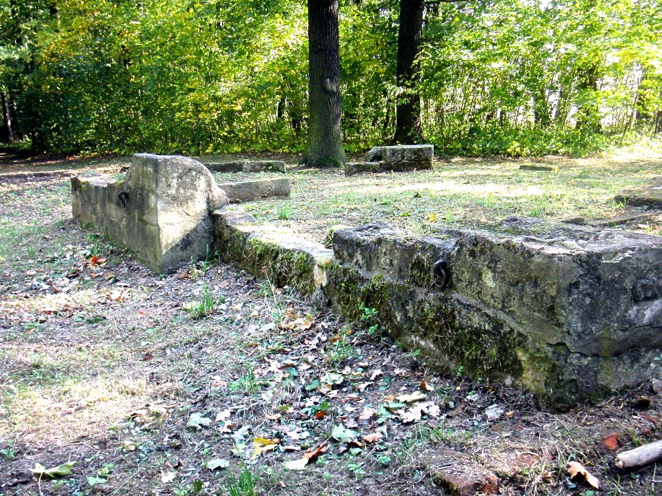 Weesenstein, Belvedere-Schlegelösen im Sockelmauerwerk