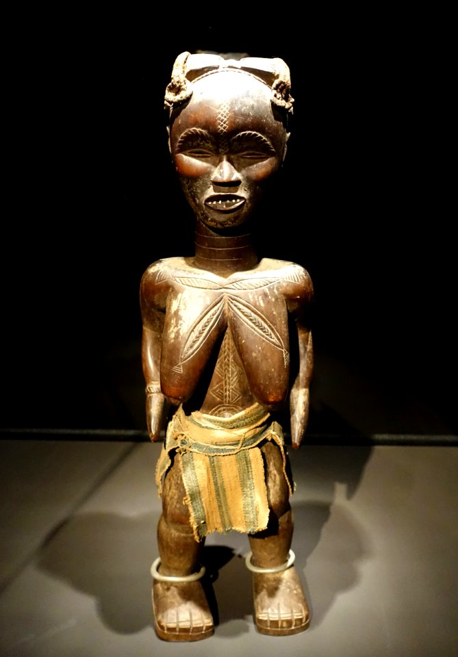 Zan, a wife of the Krai chief, Liberia, Kran, c. 1930 AD, wood, cotton, rafia, aluminum - Ethnological Museum, Berlin - DSC02232