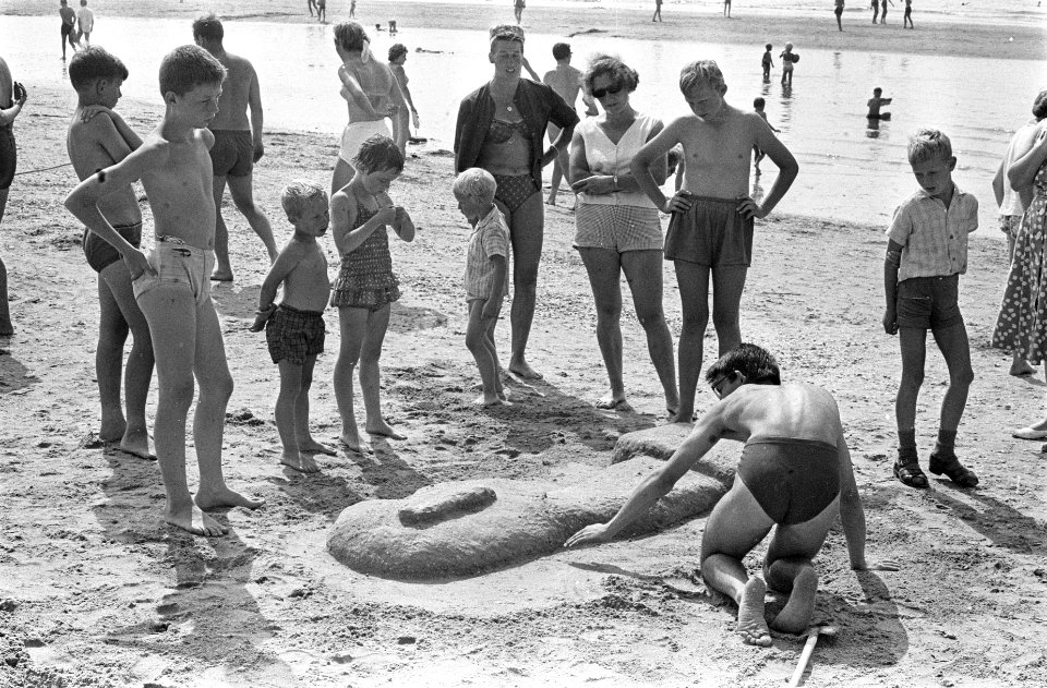 Zandbouwwedstrijden in Zandvoort voor jeugd 6 tot 14 jaar om paasbeeld na te mak, Bestanddeelnr 915-3726