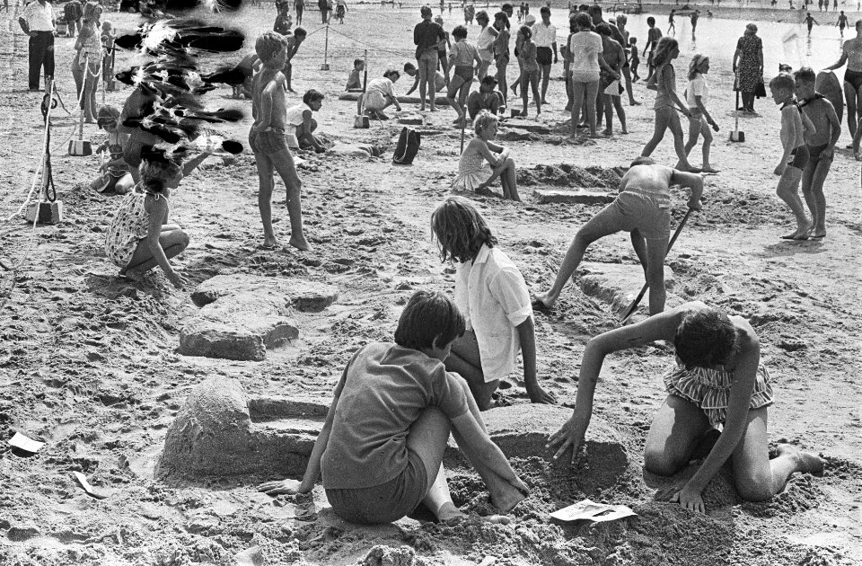 Zandbouwwedstrijden in Zandvoort voor jeugd 6 tot 14 jaar om paasbeeld na te mak, Bestanddeelnr 915-3725