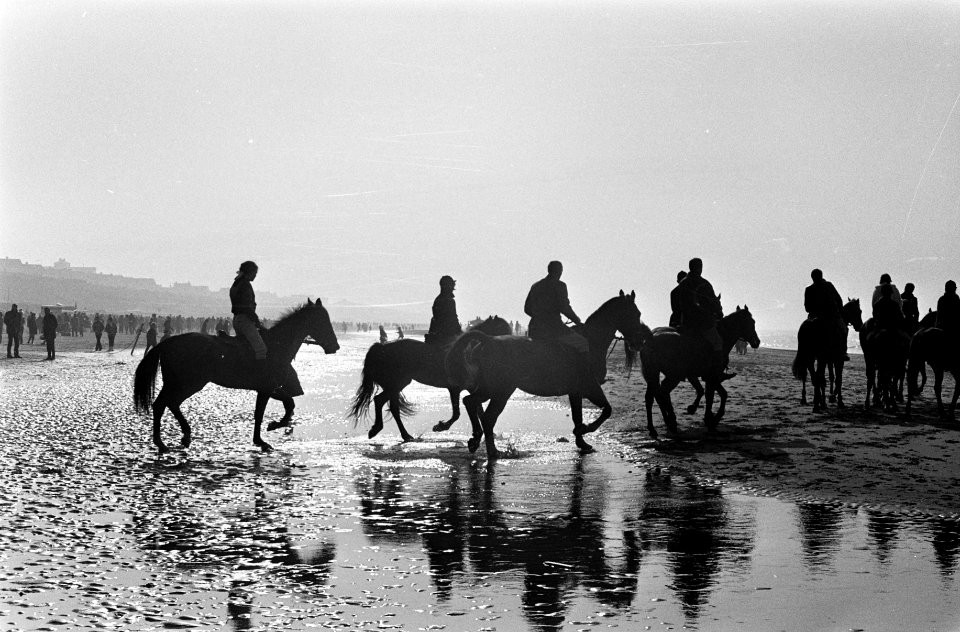 Zandvoort ruiters op strand, Bestanddeelnr 922-1322