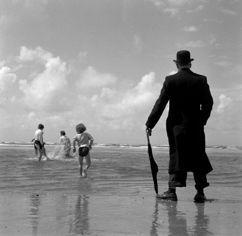 Zandvoort juni 1956 oude heer en kinderen, Bestanddeelnr 907-8395