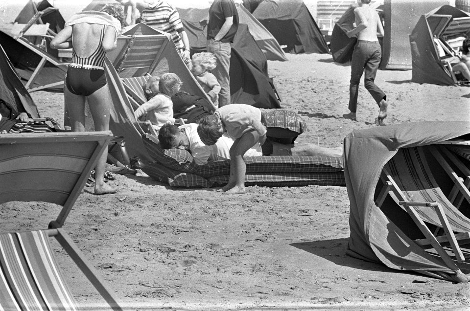 Zandvoort, man op strand ligt op twee luchtbedden, Bestanddeelnr 919-1706