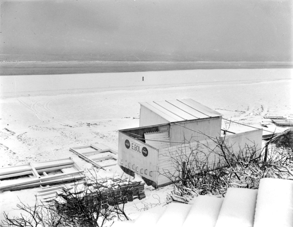 Zandvoort strand met sneeuw en tentje, Bestanddeelnr 907-0037