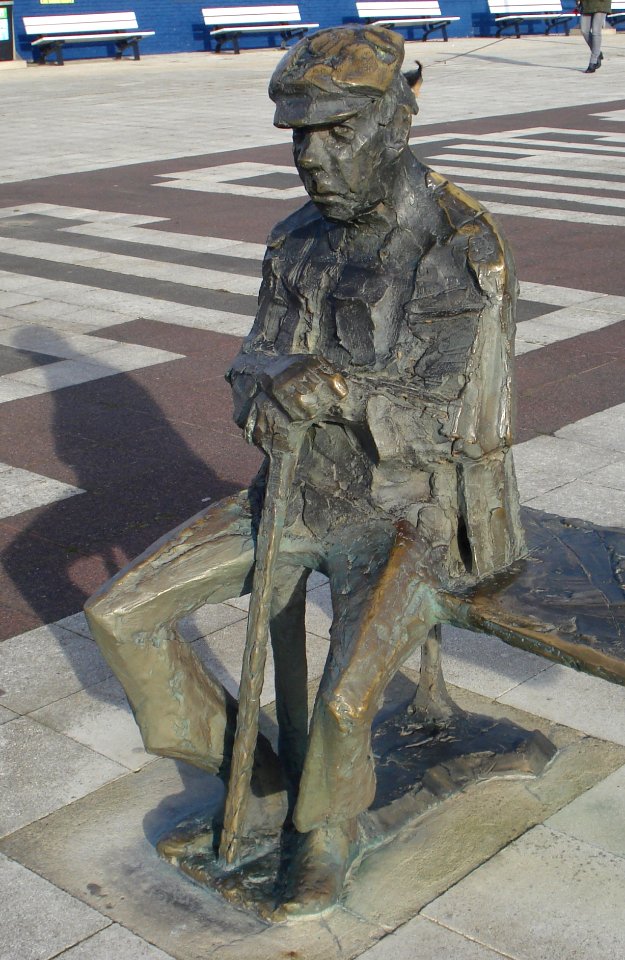 Zandvoort kunstwerk oude man op bank