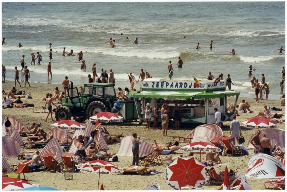 Zandvoortse strand met viskraam. NL-HlmNHA 54036030