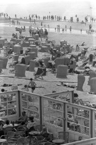 Zandvoort warmte, drukte op het strand, Bestanddeelnr 919-2355