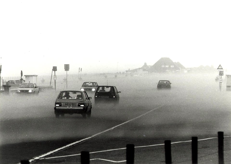 Zandstorm op de Boulevard in Bloemendaal aan Zee, windkracht 12. Aangekocht in 1990 van United Photos de Boer bv. - Negatiefnummer 31807 k 14. - Gepubliceerd in het Haarlems Dagblad van 26-01-1990. Id