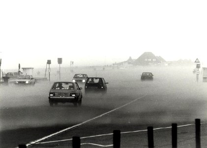 Zandstorm op de Boulevard in Bloemendaal aan Zee, windkracht 12. Aangekocht in 1990 van United Photos de Boer bv. - Negatiefnummer 31807 k 14. - Gepubliceerd in het Haarlems Dagblad van 26-01-1990. Id